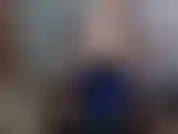 Alexa trägt glänzende lange blaue handschuhe und schwarze pvc-strümpfe und ist wirklich geil und benutzt ihren zauberstab und ihren dildo, um in diesem solo-rollenspiel abzuspritzen!