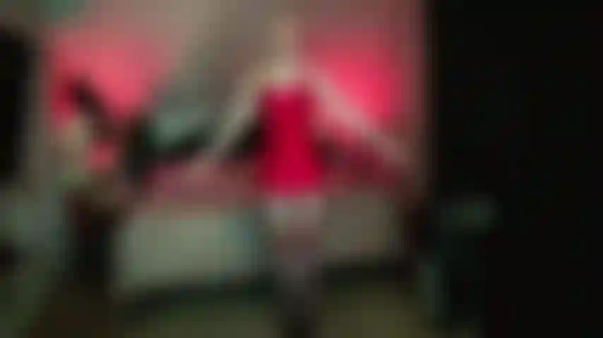 Auspacken eines neuen nuttigen sexbots.