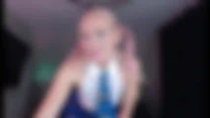 Schulmädchen-goldshow mit gesichtsbehandlung.