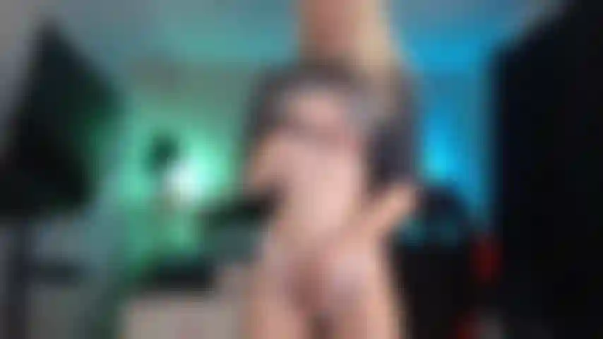 Meine bauchmuskeln sind gebeugt, meine taille ist schmal und mein bauch ist leer.