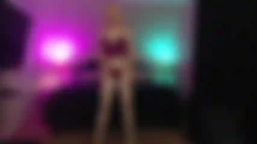 Cuckold-rollenspiel - ehemann schaut im schrank zu.