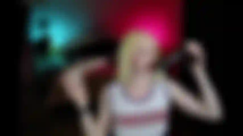 Eine cheerleaderin, die beim saugen eines football-team-teasers erwischt wurde.