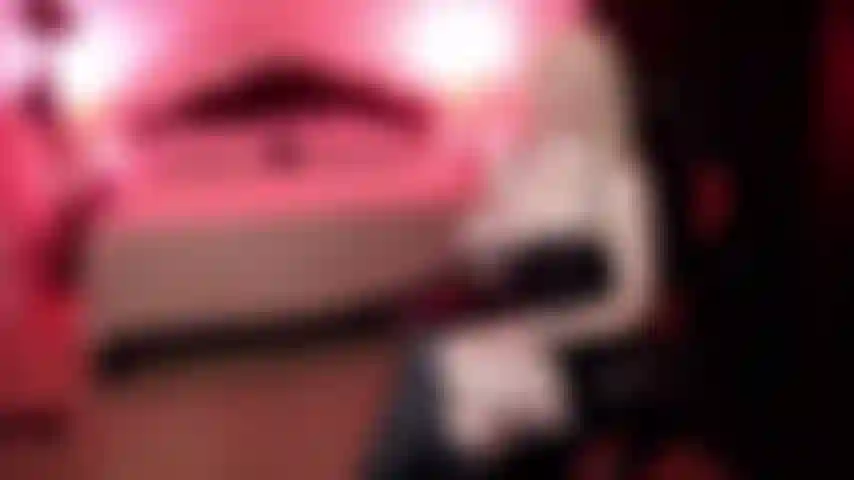Eine domina in leder und stiefeln hält dich in keuschheit.
