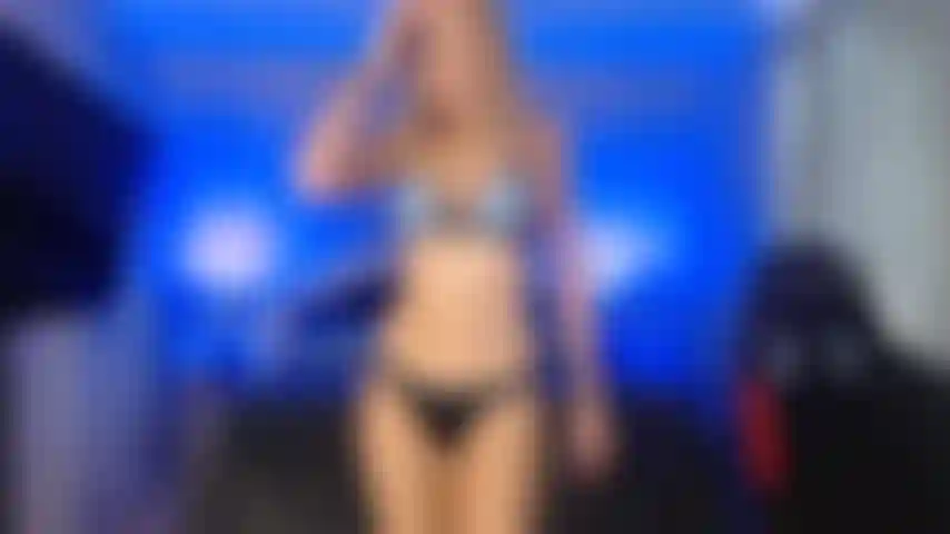 Alexa erwischt ein pärchen beim ficken am strand und wird zum mitmachen eingeladen! Dreier-rollenspiel, extra cremige fotze!