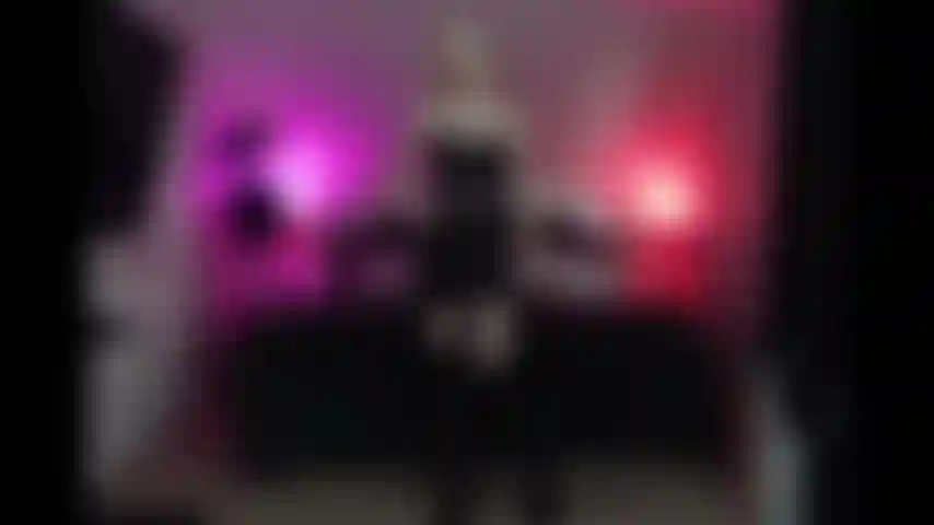 Eine dünne blasse gothic-metal-rock-girl-freundin.