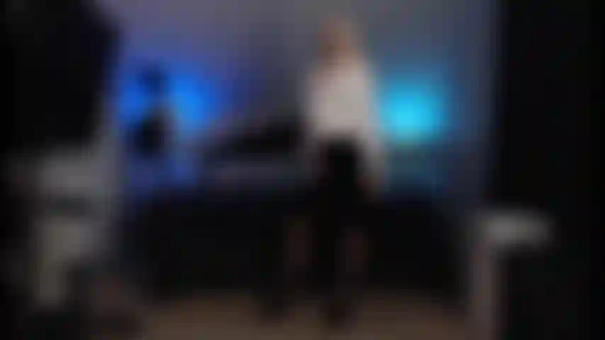 Sekretärin, pussyfick in nahtstrümpfen, stilettos und seidenbluse.