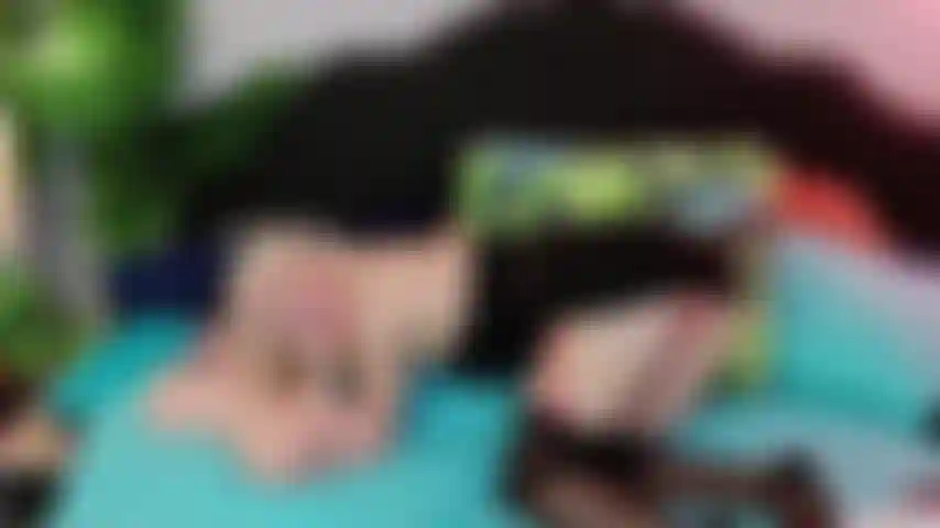 Pussyplay mit nahaufnahmen auf dem bett.