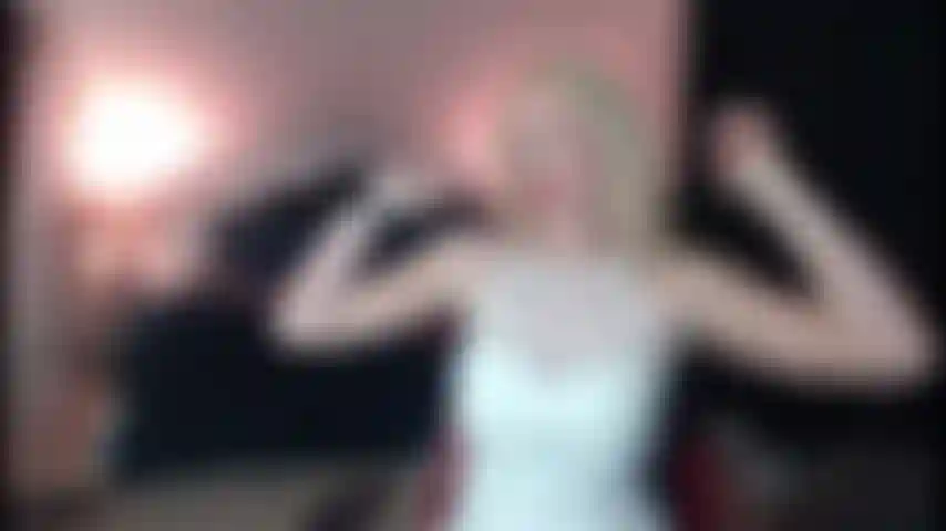 Eine entlaufene braut verlässt den bräutigam am altar, um eine schlampe zu sein.