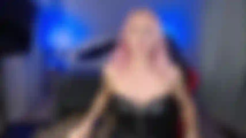 Spuckfetisch, alexa dominiert ihren sklaven und füttert ihn mit ihrer spucke.