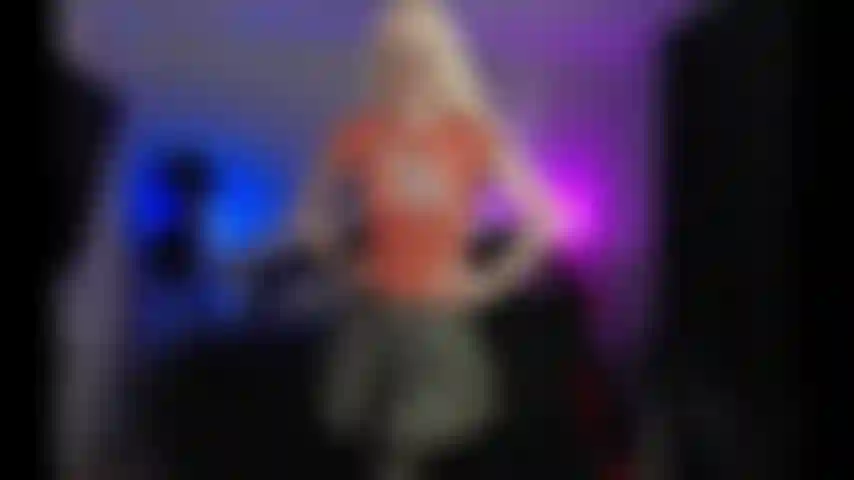 Eine nerdige studentin bekommt eine gesichtsbehandlung.