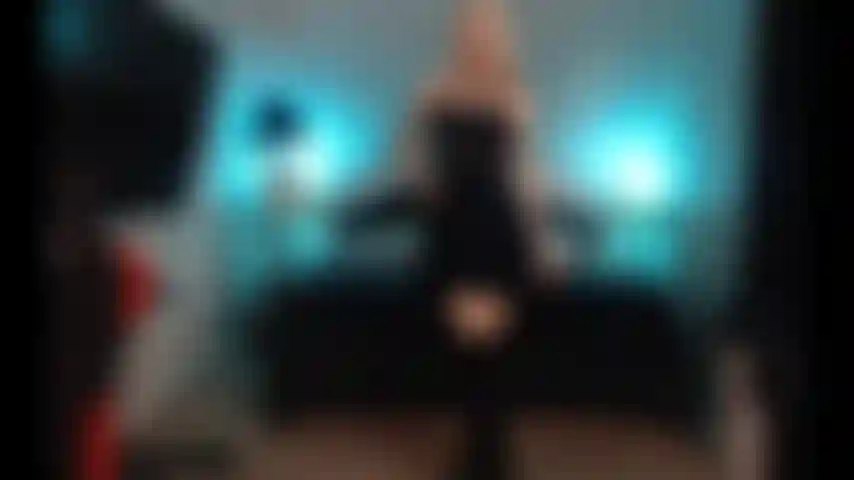 Cumming, ich trage ein schwarzes kleid und stiefel.