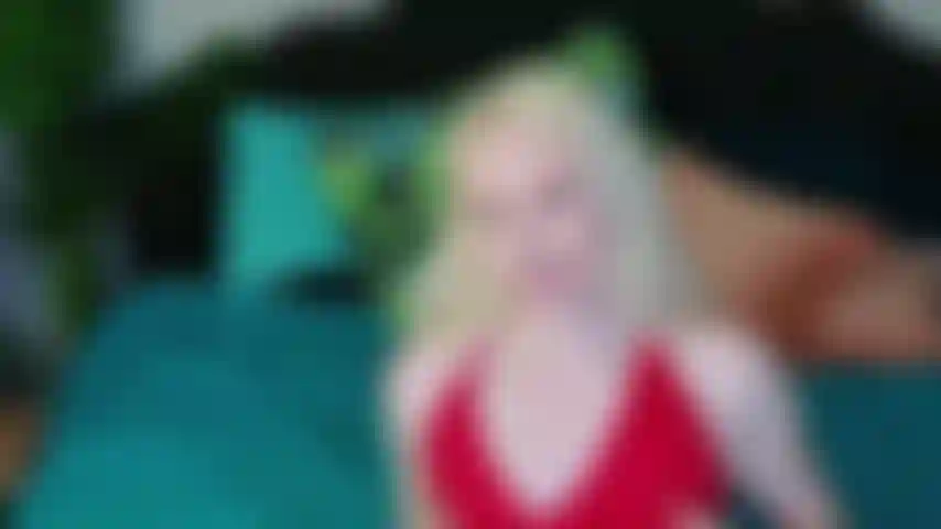 Stiefmutter-gesichtsbehandlung mit spritzendem dildo.