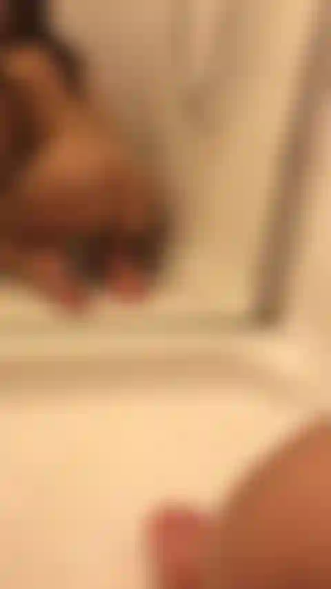 Fühle mich nass und geil unter meinem dusche...