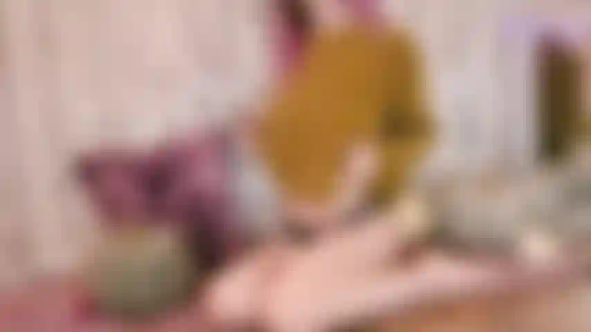 Starker orgasmus im pullover mit zauberstab.