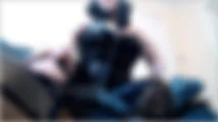 Erbärmlicher kleiner mannkäfer. Auf deinem bauch auf dem boden kriecht. Du widerst mich an. Du unbedeutender kleiner wurm mit deinem hässlichen gesicht und deiner weinerlichen, nervigen stimme. Du denkst, ich interessiere mich für deine gefühle? Ich nicht.