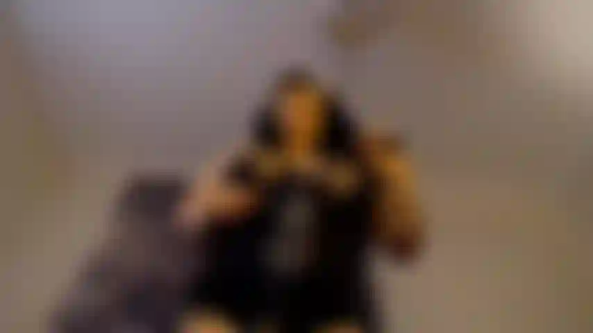 Die von der vorgesetzten gefesselt ist.