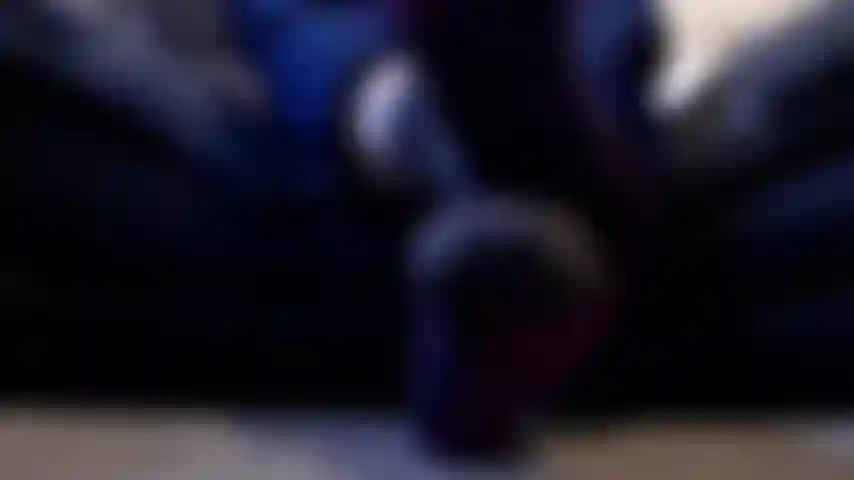 Stilles, verschwitztes sockenspiel.