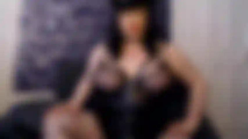 Blaue bälle, die als lösegeld gehalten werden.