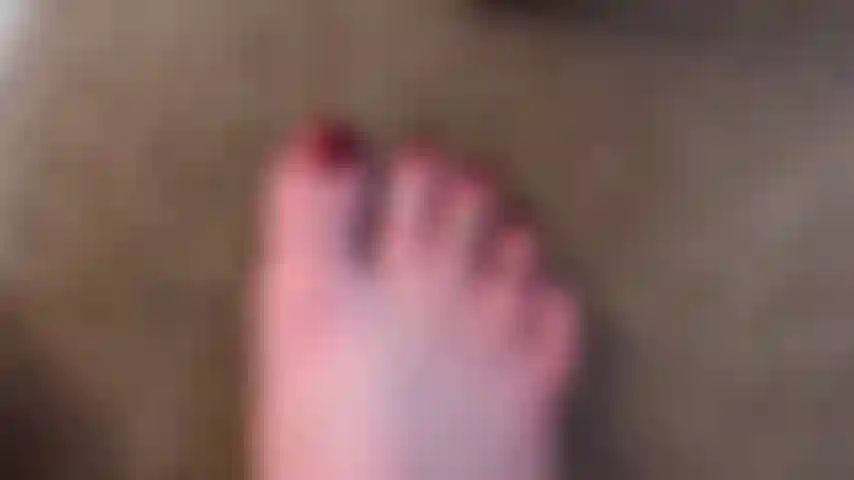 Meine füße mit kokosöl einreibt.