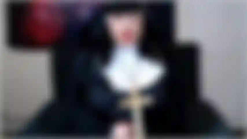 Miss deviant sieht vielleicht gottesfürchtig aus, aber im moment ist sie die verkleidung des teufels. Du wirst für sie sündigen. Nein. Nicht nur sünde. Sei extrem blasphemisch. Das kostet dein orgasmus.