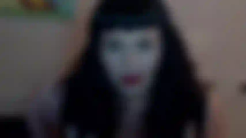 Warst du jemals eifersüchtig auf ein lebloses objekt, das sich eng zwischen meine 40-dd-brüste schmiegt? Ich bin so grausam, dir das anzutun, wenn ihr alle eingesperrt seid. Aber ich genieße es, das zu tun, was ich liebe!