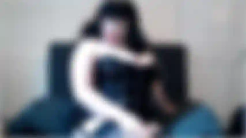 Hol deinen schwanz raus und streichle ihn für mich. Streichle es für mich, während ich meinen schwanz streichle. Streichle sie, während ich dir sage, wie ich will, dass du meinen schwanz lutschst.