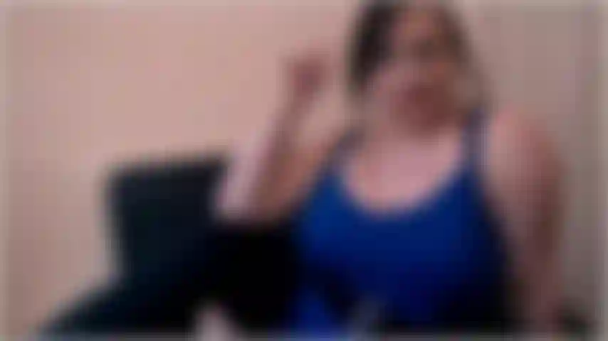 Miss deviant lässt dich warten. Ist mein erbärmlicher kleiner nadelschwanz geil? Keine sorge. Ich lasse dich heute streicheln. Aber du wirst mehr tun als nur streicheln. Du wirst alles tun, was ich dir sage.