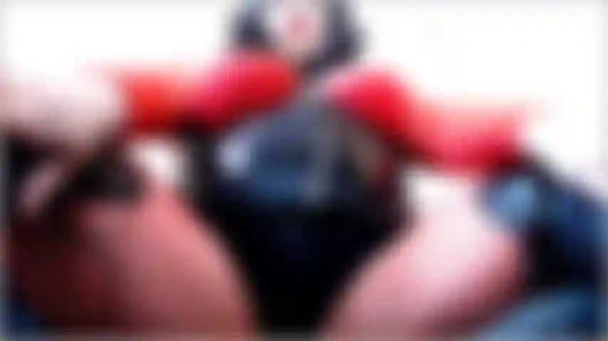 Miss deviant erinnert sie daran, dass sie immer noch eingesperrt sind und das den ganzen oktober über bleiben werden. Aber sie neckt und verweigert dir gleichzeitig die muschi!