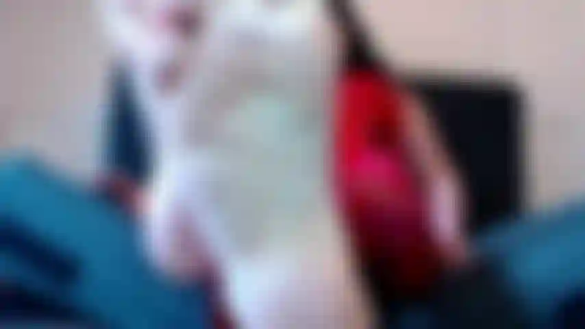 Meine perfekt faltigen sohlen direkt in dein gesicht. Bringt das nicht deinen schwanz zum pochen vor erregung? Ich möchte, dass sie diese perfekten sohlen anbeten.