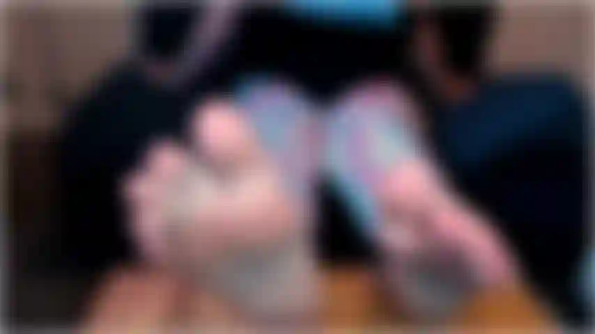 In diesem heißen clip verwendet miss deviant einen cleveren gedankentrick, um ihnen zu helfen, zu fühlen, wie sie ihre sexy füße lecken, als ob sie persönlich dort wären und sie anbeten!