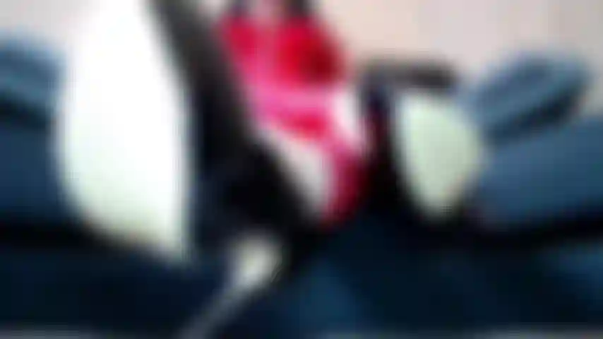 Geh auf die knie, wurm und tue deine pflicht. Tue wofür du existierst. Um meine überlegenen absätze zu lutschen. Du lutschst sie, um mich zu amüsieren und dir zu helfen, dich an deinen platz zu erinnern. Du bist nichts für mich.