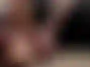 Deine eier gehören mir. Sie gehören mir. Ich kann mit ihnen machen, was ich will. Ich kann dich kontrollieren, indem ich einfach deine eier kontrolliere. Du brauchst eine erinnerung daran, was ich mit ihnen machen kann. Eine schmerzhafte erinnerung.