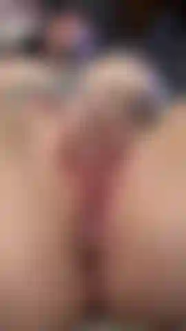 Vollkommen nackte fingermasturbation mit multiplen orgasmen.