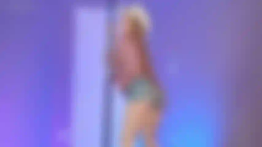 Country-mädchen pole dance.