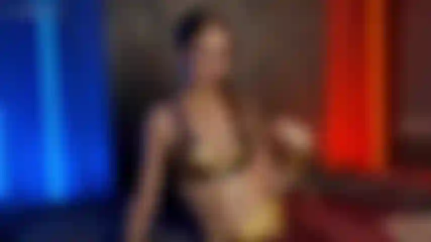 Sklavin leia nimmt einen riesigen spritzenden dildo.