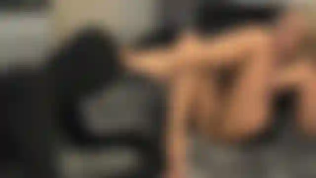 Aufruf an alle fußsklaven, das ist, was eine gute fußschlampe tut. Ich lasse ihn meine perfekten zehen streicheln und anbeten, dann abspritzen und das chaos aufräumen wie ein guter fußanbeter.