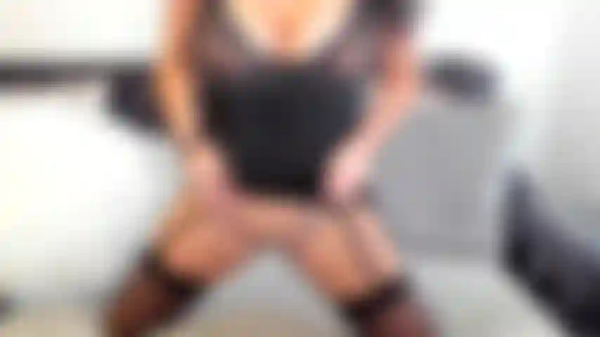 Sieh mir zu, wie ich genüsslich abspritze, während ich ein sexy paar strümpfe und einen strapsgürtel trage.