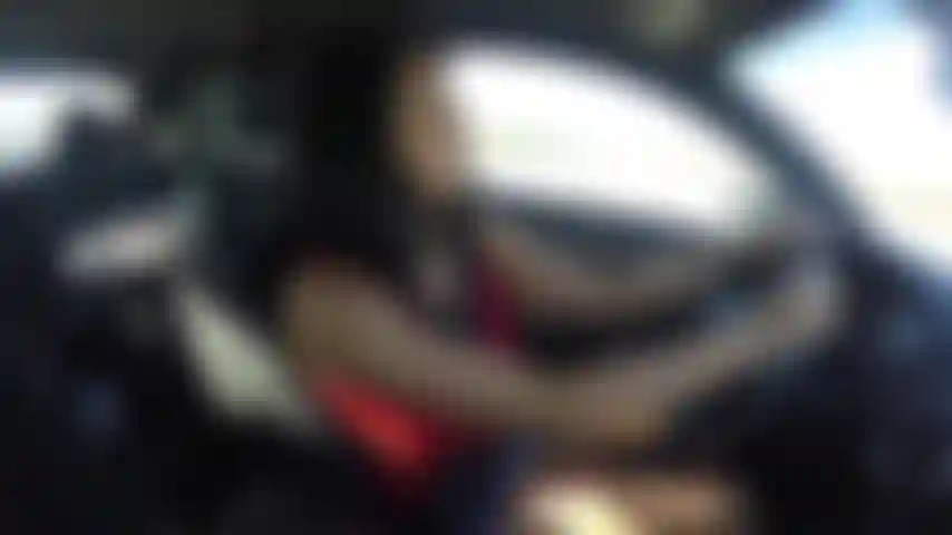 Mein bisher heißestes öffentliches nacktvideo. Ein freund filmt, während ich herumfahre und oben ohne werde, dann anhalte und mich vor dem auto zum abspritzen bringe, weil ich weiß, dass mich jemand erwischen könnte!