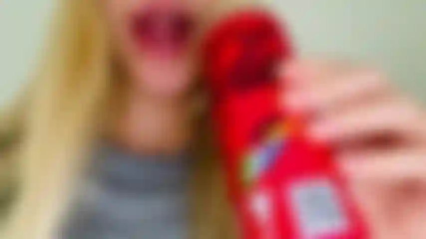 Die mit limonade rülpst (rülpser), keine nacktheit.