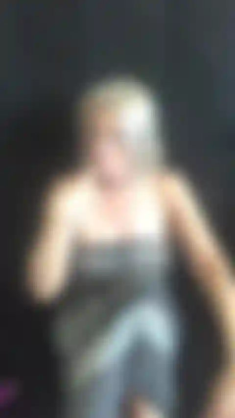 Miss moon reibt sich die muschi.