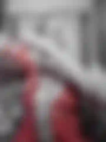 Wichsdildo in roten seidenhandschuhen.