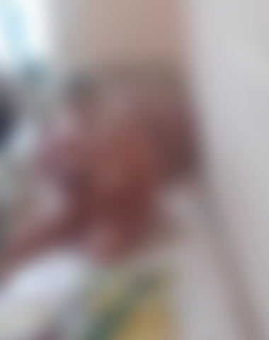 Eine voyeur-kamera beobachtet mich beim lesen, beim wackeln mit den füßen und beim entblößen meiner muschi.