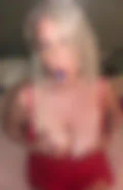 Miss moon, die ihre schöne nasse muschi für dich reibt.