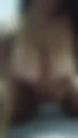 100% Echt, roh und amateurhaftes handyvideo direkt aus meinem schlafzimmer. Genieße einen unglaublichen pov-winkel direkt unter meinen schweren, nackten brüsten, während ich auf allen vieren bin, keuchend und stöhnend. Schnell, echt und unglaublich heiß! 🙈.