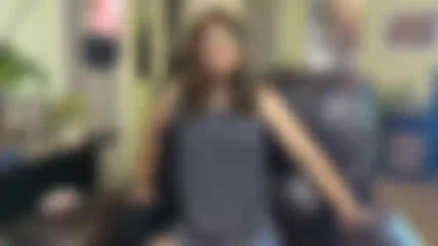 Linzy19 die meinen buttplug einführt und ihren arsch zur schau stellt.