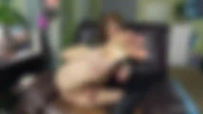 Ihr arschloch und ihre füße in den neuen highlights zur schau stellt.