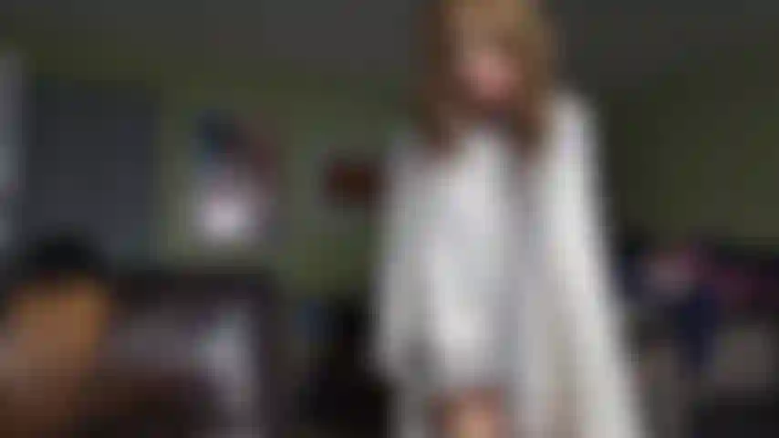 Kriechend auf dem boden, buttplug im doggystyle.