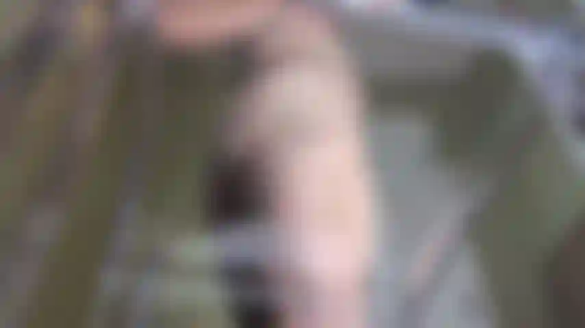 Ein eingeöltes arschloch, das ich durch diesen stuhl anbeten kann, lol.