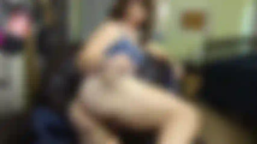 Stecke meinen buttplug ein und spiele damit.