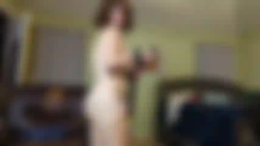 Meinen eigenen arsch auspeitscht, bis er rot ist und ihr arschloch zeigt.